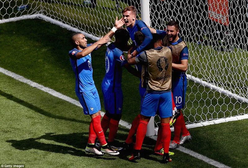 Antoine Griezmann và đồng đội ăn mừng